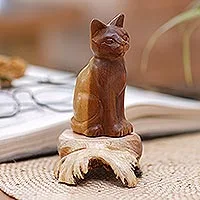 Escultura de madera, 'Gato cauteloso' - Escultura de gato de madera de hibisco hecha a mano