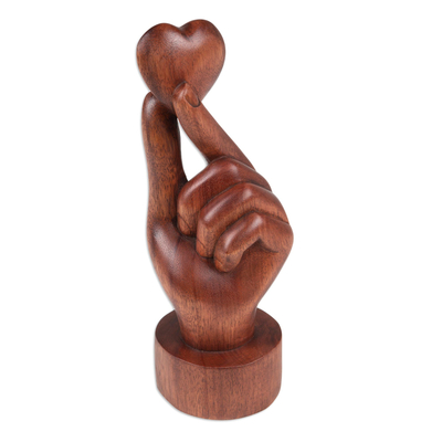 Holzstatuette - Handgefertigte Suar-Holzstatuette mit Herzmotiv