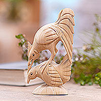 Holzskulptur „Blissful Chickens“ – handgeschnitzte Hahn- und Hühnerskulptur
