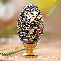 Escultura de huevo de madera, 'Juru Pencar' - Escultura de huevo de madera indonesia pintada a mano