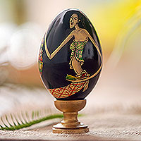 Escultura de huevo de madera, 'Balinese Gebogan' - Escultura de huevo de madera pintada a mano con motivo de ofrenda de Bali