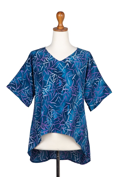 Blusa batik de rayón asimétrica - Blusa azul batik de rayón con cola lateral alta