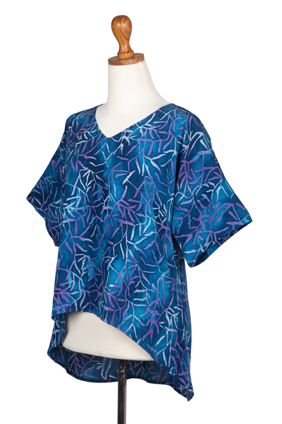 Blusa batik de rayón asimétrica - Blusa azul batik de rayón con cola lateral alta