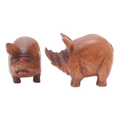 Estatuillas de madera, (par) - Estatuillas de cerdo de madera de suar elaboradas artesanalmente (par)