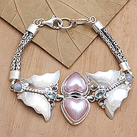 Pulsera con colgante de múltiples piedras preciosas, 'Winged Romance' - Pulsera con colgante de perlas cultivadas de color rosa y motivo de corazón