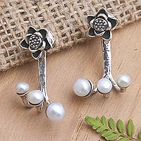 Aretes colgantes de perlas cultivadas - Aretes colgantes de perlas cultivadas hechos a mano con motivo floral