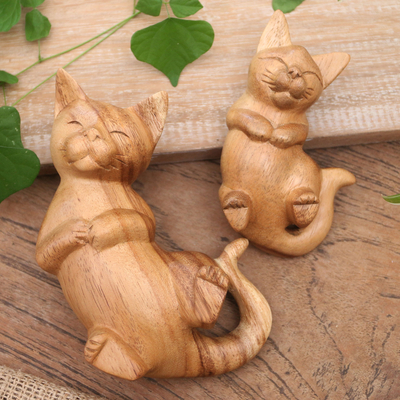 Holzstatuetten, 'Follow You' (Paar) - Handgeschnitzte Katzenstatuetten aus Suarholz (Paar)