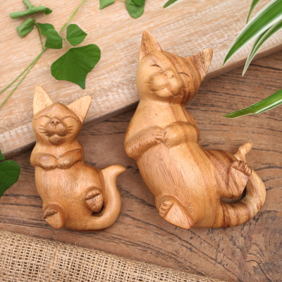 Estatuillas de madera, 'Follow You' (par) - Estatuillas de gatos de madera de suar talladas a mano (par)