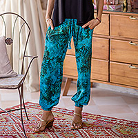 Pantalones de rayón batik, 'Forest Canopy' - Pantalones de chándal de rayón turquesa estampados a mano