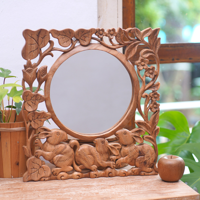 Wandspiegel aus Holz - Handgeschnitzter, floraler Hasen-Wandspiegel aus Holz aus Bali