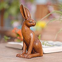 Estatuilla de madera, 'Ver al enemigo' - Estatuilla de madera de Suar hecha a mano con motivo de conejo