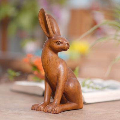 Holzstatuette - Handgefertigte Suar-Holzstatuette mit Kaninchenmotiv