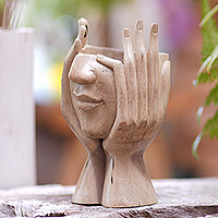 Estatuilla de madera, 'Keep Me Close' - Estatuilla de madera de hibisco tallada a mano