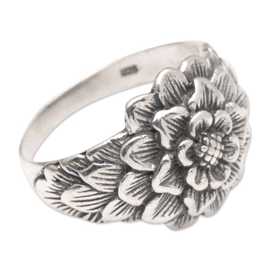 Gewölbter Ring aus Sterlingsilber - Gewölbter Ring aus Sterlingsilber mit Blumenmotiv