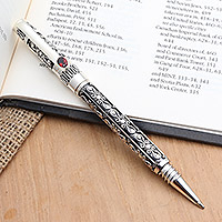 Kugelschreiber aus Sterlingsilber und Granat, „Balinesische Blütenblätter“ – Andenken Kugelschreiber aus Sterlingsilber und Granat