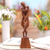 Holzskulptur „En Pointe“ – Figurenskulptur aus Suar-Holz mit Tanzmotiv
