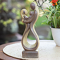 Estatuilla de madera, 'Family Time' - Estatuilla de madera de hibisco con motivo familiar
