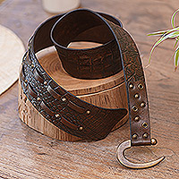 Cinturón de cuero, 'Resilience Journey' - Cinturón de cuero marrón con hebilla de gancho de hierro hecho a mano en Bali