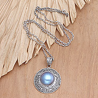 Halskette mit Anhänger aus Zuchtperlen, „Peace from the Sea“ – Halskette mit Anhänger aus poliertem Sterlingsilber mit blauer Perle