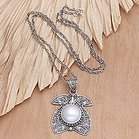 Collar colgante de perlas cultivadas, 'Blooming Pride' - Collar colgante floral de plata de ley con perla gris