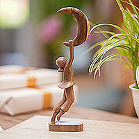 Estatuilla de madera, 'Holding Hope' - Escultura de luna de madera de hibisco hecha a mano