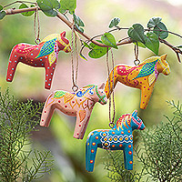 Adornos de madera, 'Pretty Dala Horses' (juego de 4) - Juego de 4 adornos navideños de caballos pintados artesanalmente