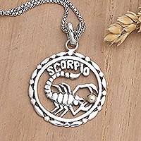 Halskette mit Anhänger mit Goldakzent, „Sparkling Scorpio“ – Halskette mit Skorpion-Anhänger mit Goldakzent aus 18 Karat aus Bali