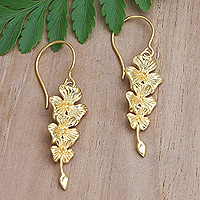 Pendientes colgantes chapados en oro, 'Flamboyant' - Pendientes colgantes chapados en oro de 18 quilates y en forma de flor de Bali