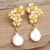 Aretes colgantes de perlas cultivadas - Aretes colgantes con motivos florales y chapados en oro con perlas cultivadas