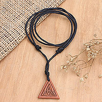 Halskette mit Anhänger aus Holz für Herren, „Triangular Eye“ – Halskette mit geometrischem Anhänger aus Sawo-Holz für Herren und Baumwollkordel
