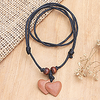 Holz-Anhänger-Halskette, „Joined Hearts“ – Sawo Holz-Herz-Anhänger-Halskette mit Baumwollkordel