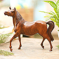 Holzskulptur „Walking Horse“ – handgeschnitzte balinesische Pferdeholzskulptur mit Onyxaugen