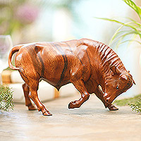 Escultura de madera, 'Bull Matador' - Escultura balinesa de madera de toro tallada a mano con ojos de ónix