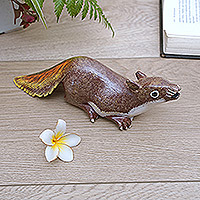Holzfigur „Jumpy Squirrel“ – indonesische handgeschnitzte und handbemalte Eichhörnchen-Holzfigur