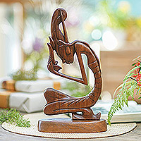 Suar-Holzskulptur, „Beten zum Heiligen“ – Betende Suar-Holzfigurenskulptur aus Java
