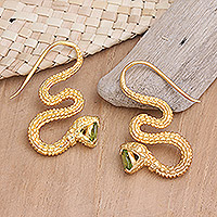 Pendientes colgantes de peridoto chapados en oro, 'Green Striking Snake' - Pendientes colgantes de serpiente chapados en oro de 18 k con piedras de peridoto