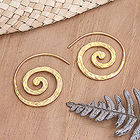Pendientes colgantes bañados en oro, 'Spinning My Mind' - Pendientes colgantes en espiral balineses chapados en oro de 18k