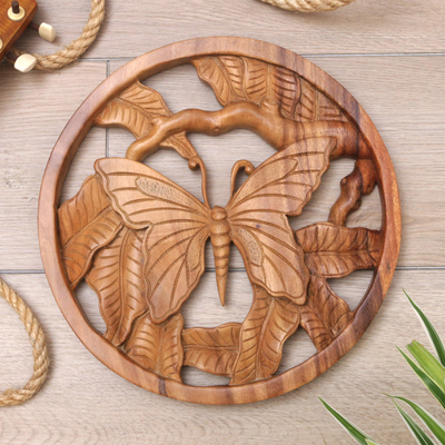 Reliefplatte aus Holz - Handgeschnitzte Reliefplatte aus Holz mit Blättern und Schmetterling