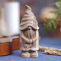 Estatuilla de madera, 'Sleepy Gnome' - Estatuilla de gnomo de madera de hibisco hecha a mano