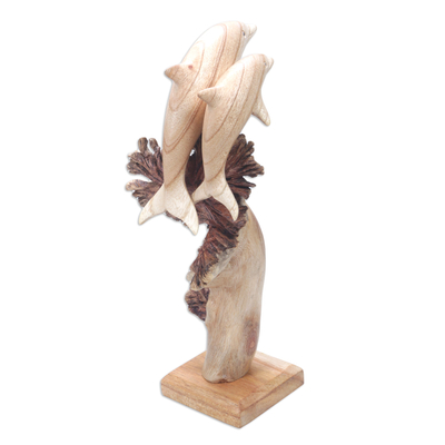 Holzskulptur - Geschnitzte Delfinskulptur aus Jempinis-Holz mit natürlichem Sockel