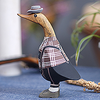 Holzskulptur „Mister Duck in Germany“ – Entenskulptur aus Bambus und Teakholz in deutschen Gewändern