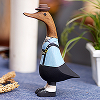 Escultura en madera, 'Mister Duck in the Alps' - Escultura de Pato en Madera de Bambú y Teca en Prendas Alpinas