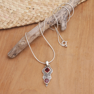 Halskette mit Granat-Anhänger - Halskette mit Anhänger aus Granat und Sterlingsilber, hergestellt auf Bali