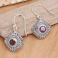 Granat-Ohrhänger, „Red Lovely Touch“ – Balinesische Sterling-Silber-Ohrhänger mit Granatsteinen