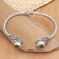 Peridot-Manschettenarmband, „Grünes Königssiegel“ – Peridot-Sterlingsilber-Manschettenarmband aus Bali