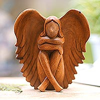 Holzskulptur „Verträumter Engel“ – Engelsskulptur aus Suar-Holz in Braun, handgeschnitzt auf Bali