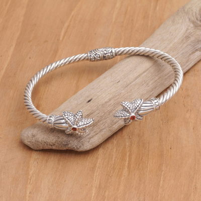 Granat-Manschettenarmband - Handgefertigtes Granat-Manschettenarmband mit balinesischem Kunsthandwerkersilber