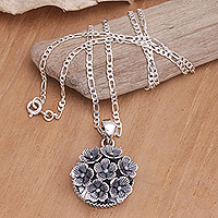 Halskette mit Anhänger aus Sterlingsilber, „Blumen für Canang“ – balinesische Halskette mit Anhänger aus Sterlingsilber mit Blumenmotiven