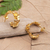 Pendientes medio aro bañados en oro - aretes de Medio Aro Bañados en Oro de 22k con Detalles Florales