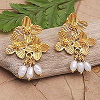 Pendientes colgantes de perlas cultivadas bañadas en oro, 'Blooming Trinity' - Pendientes colgantes chapados en oro de 22 k con perlas cultivadas